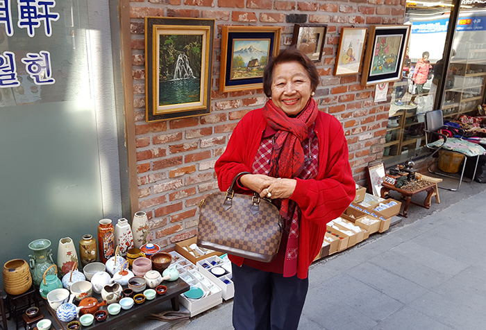  
Insa-dong is a must-visit place for tourists in Seoul with streets filled with unique artworks and crafts. 
